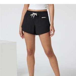 Vuori Clementine 4” Shorts 2.0 Medium Black